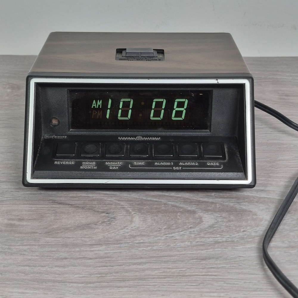VTG GE Model F1-8147-5 Woodgrain Digital Alarm Clock Date Time Works